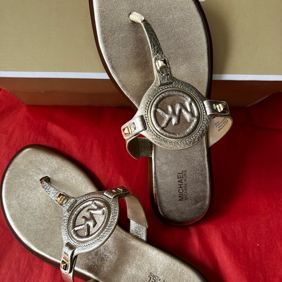 Michael Kors Aubrey Cut Out Thong Flat Slippers MK Logo Pale Gold SZ 9.5M - NIB - Picture 4 of 7
